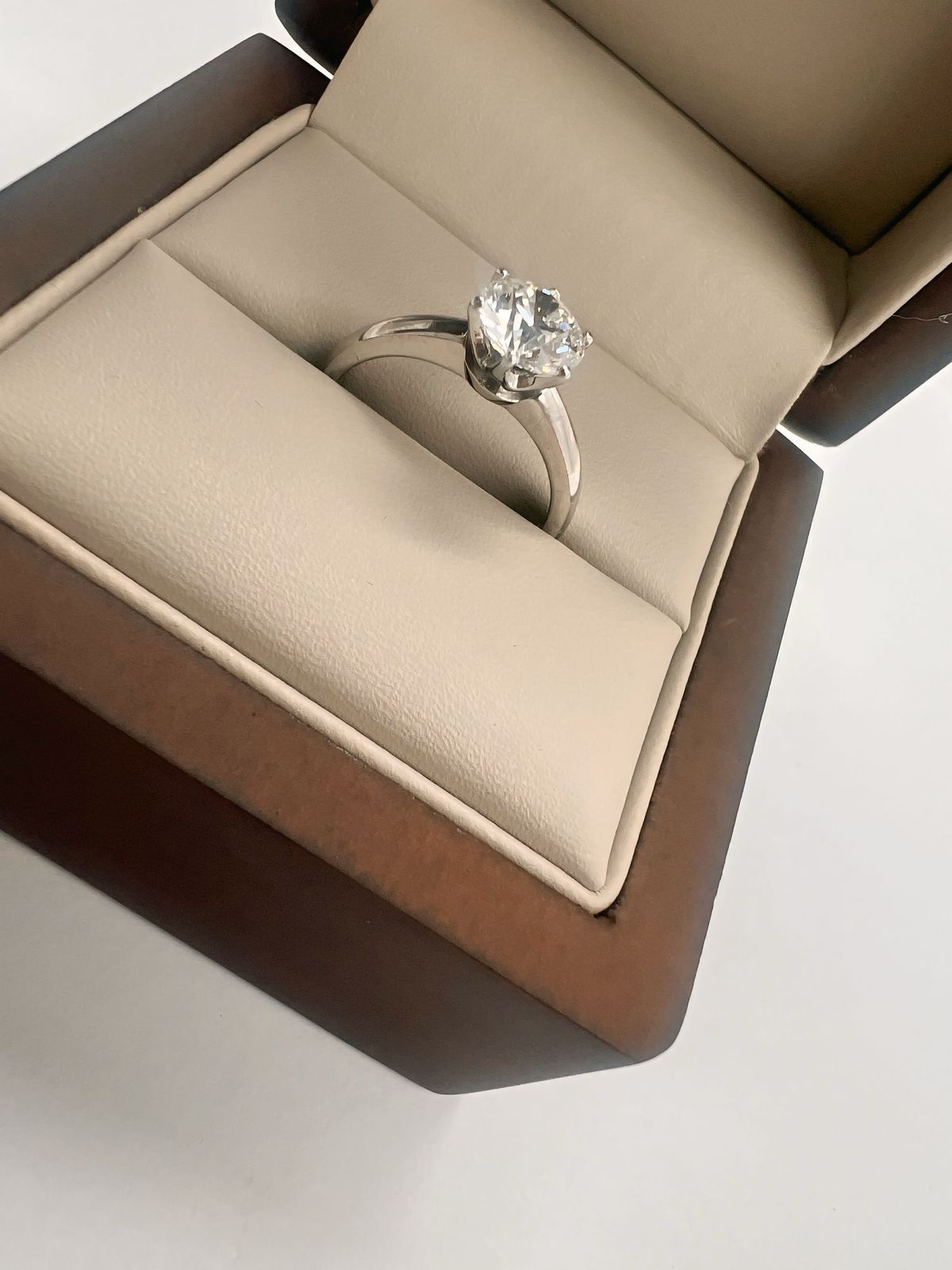 Anillo de Compromiso Clásico 1.0ct Corte REDONDO solitario- Anillo de Compromiso en Oro (10k, 14k, 18k) o plata 0.925 y Diamante Lab-Grown o Moissanita