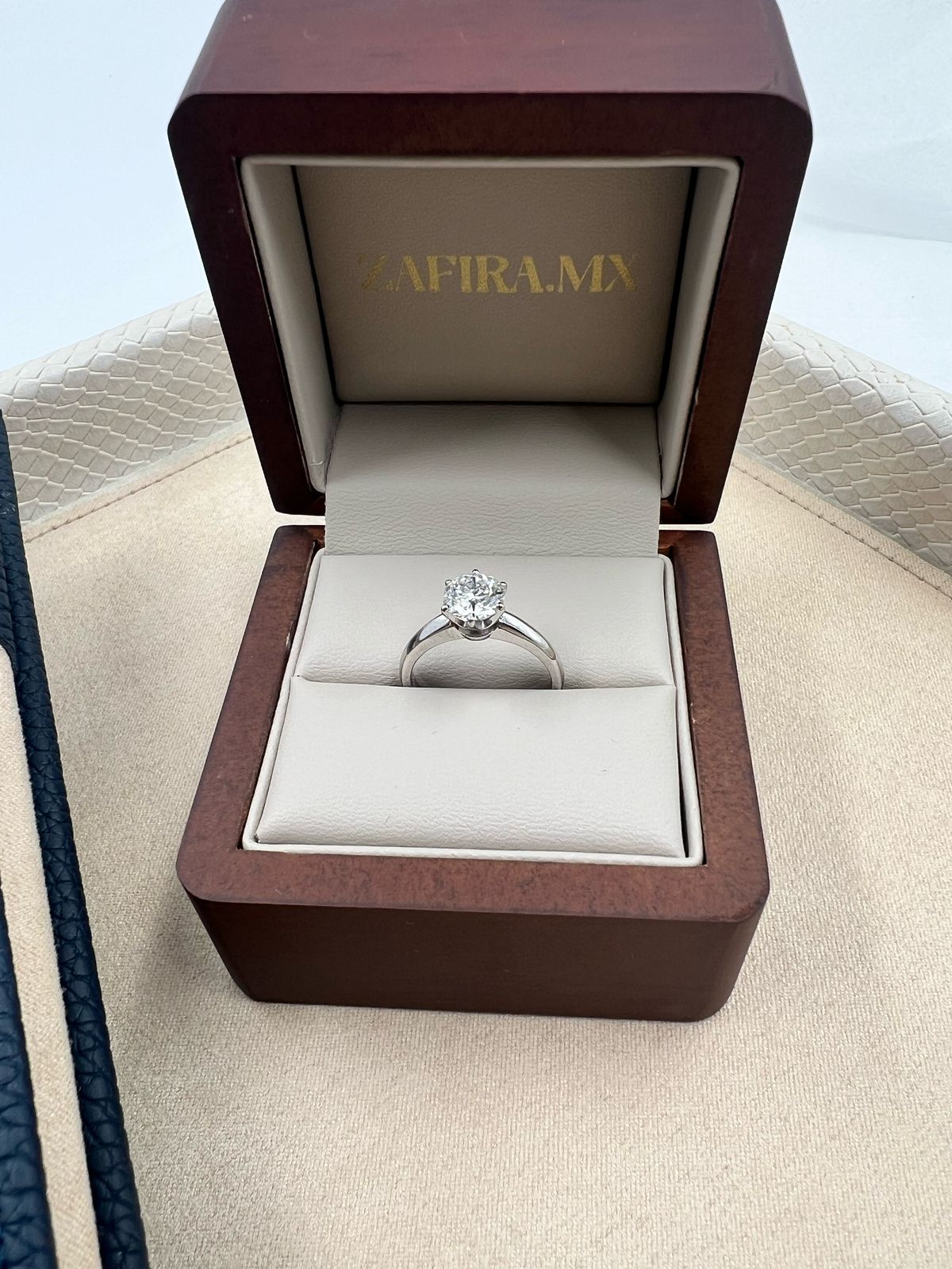 Anillo de Compromiso Clásico 1.0ct Corte REDONDO solitario- Anillo de Compromiso en Oro (10k, 14k, 18k) o plata 0.925 y Diamante Lab-Grown o Moissanita