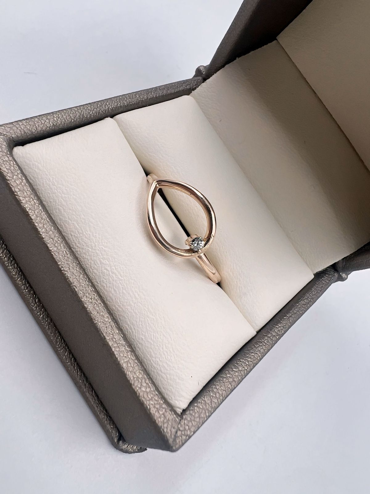 Anillo Olivia con Diamante - Joyería Fina en Oro Sólido (10k, 14k, 18k)