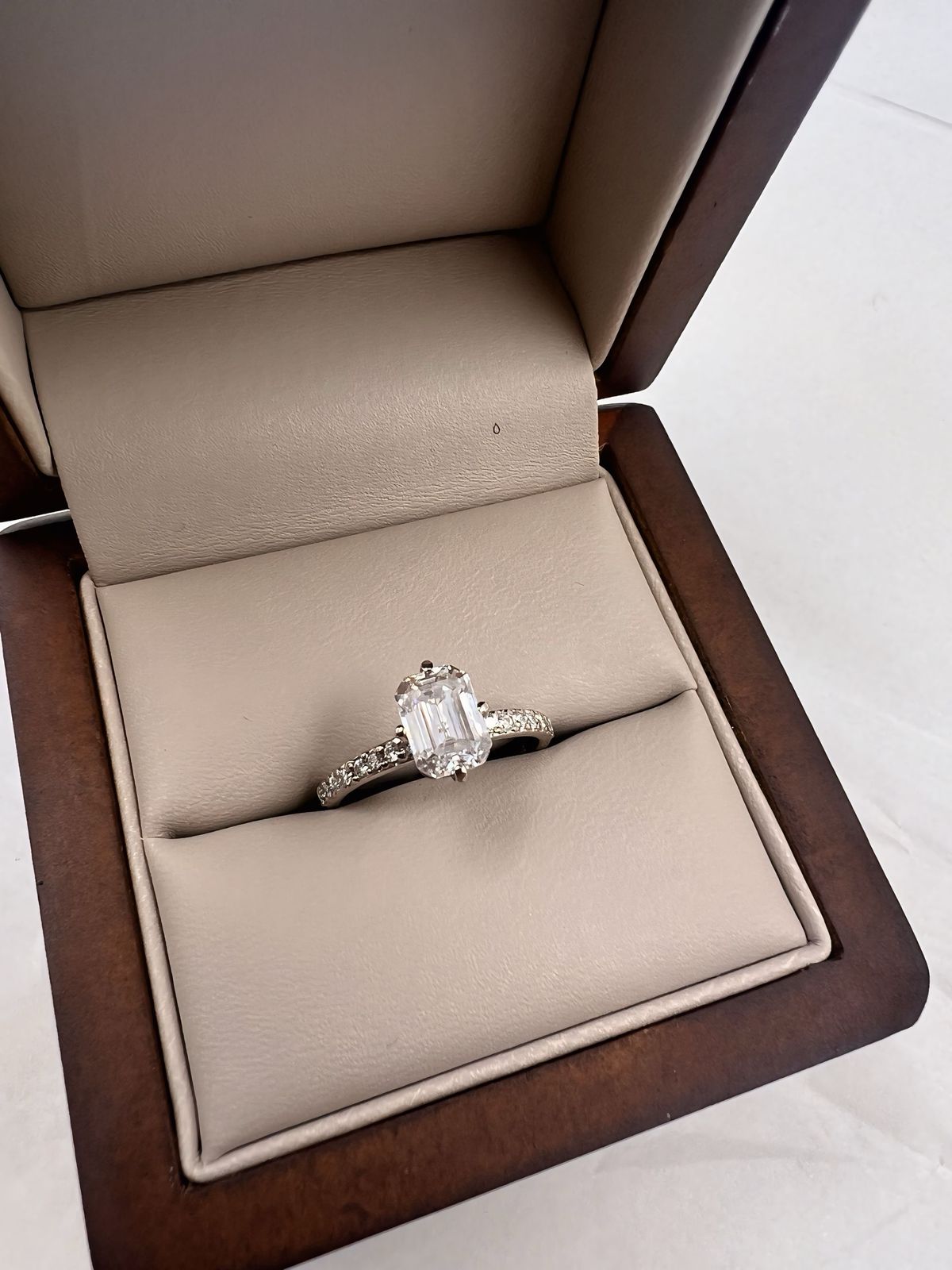 Anillo de Compromiso Cruz 1.0ct Corte ESMERALDA media churumbela - Anillo de Compromiso en Oro (10k, 14k, 18k) o Plata 0.925 y Diamante Lab-Grown o Moissanita