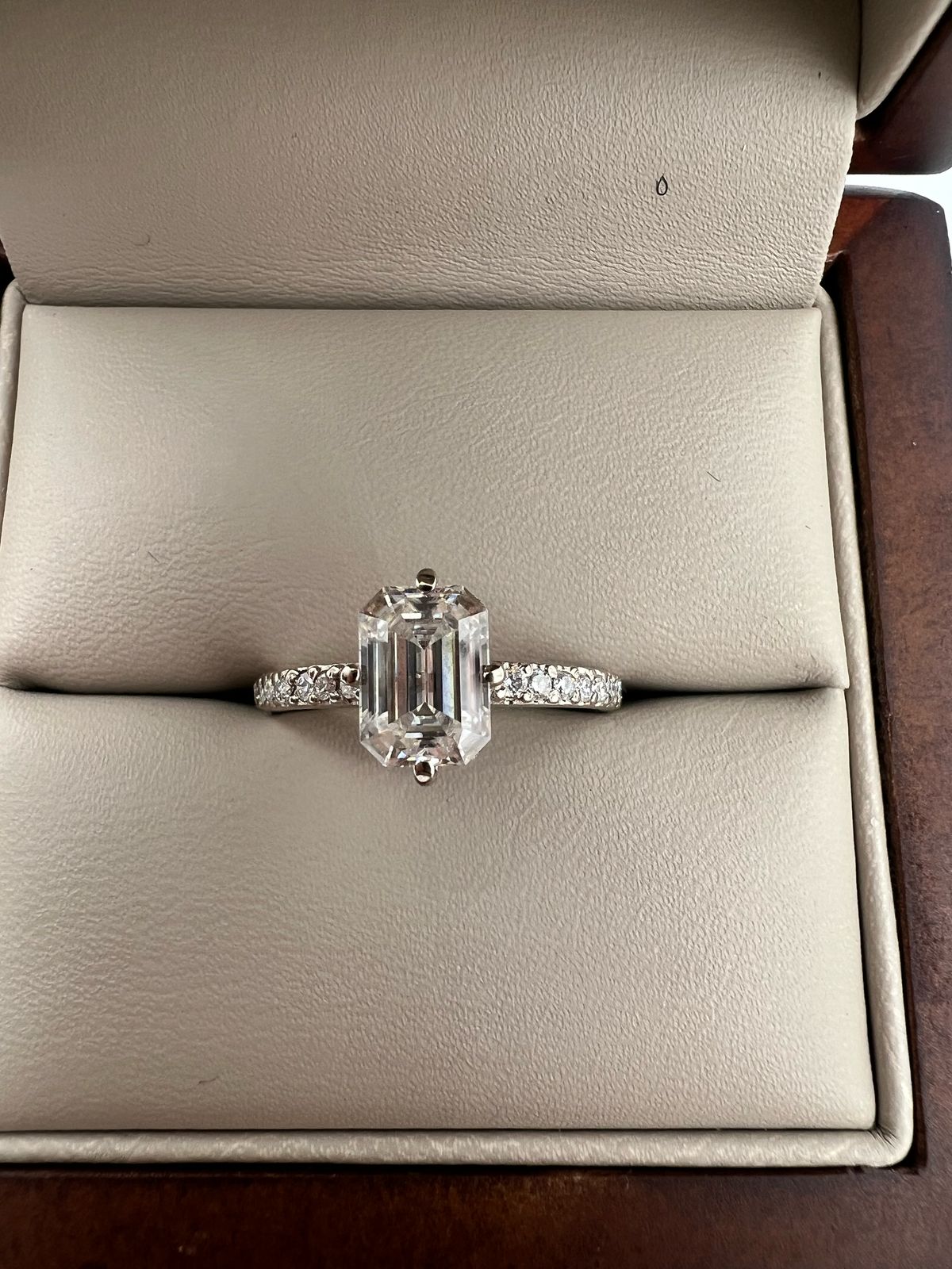 Anillo de Compromiso Cruz 1.0ct Corte ESMERALDA media churumbela - Anillo de Compromiso en Oro (10k, 14k, 18k) o Plata 0.925 y Diamante Lab-Grown o Moissanita