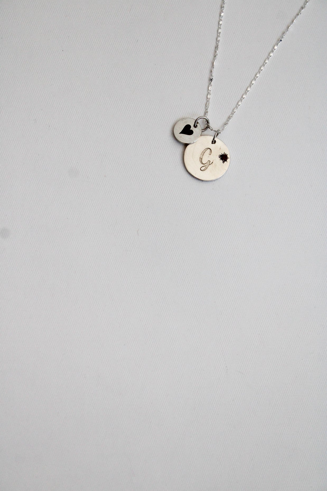 Collar mamá incial con piedra de mes - Joyería Personalizada en Oro (10k, 14k, 18k) o Plata