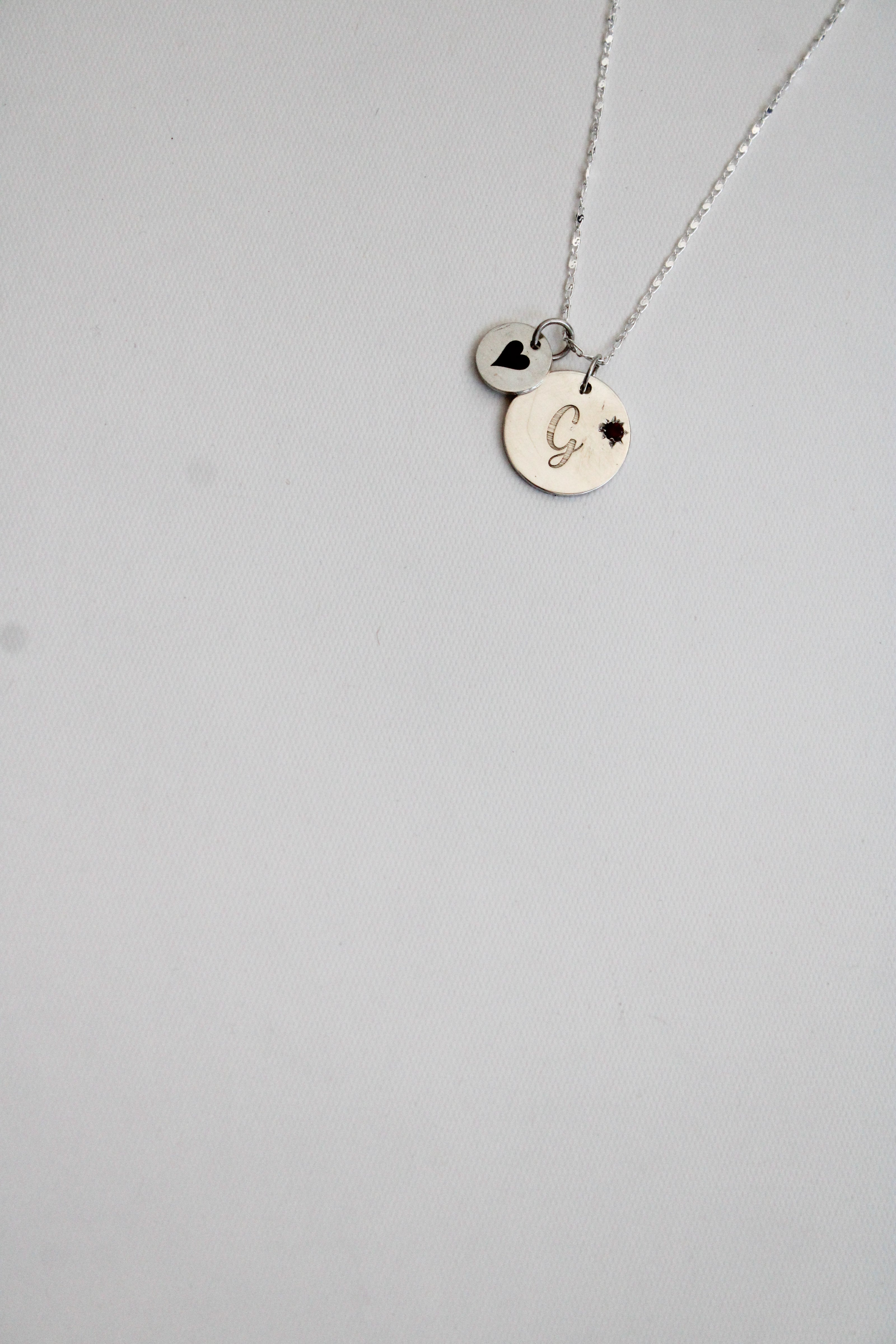 Collar mamá incial con piedra de mes - Joyería Personalizada en Oro (10k, 14k, 18k) o Plata