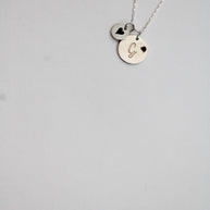 Collar mamá incial con piedra de mes - Joyería Personalizada en Oro (10k, 14k, 18k) o Plata