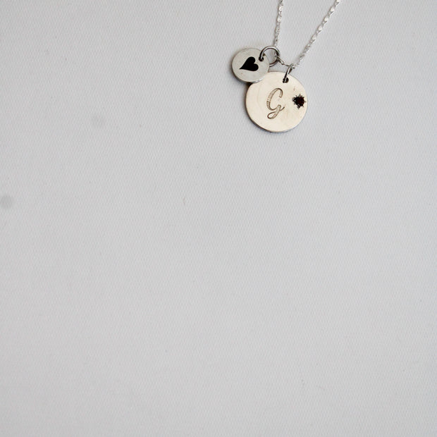 Collar mamá incial con piedra de mes - Joyería Personalizada en Oro (10k, 14k, 18k) o Plata
