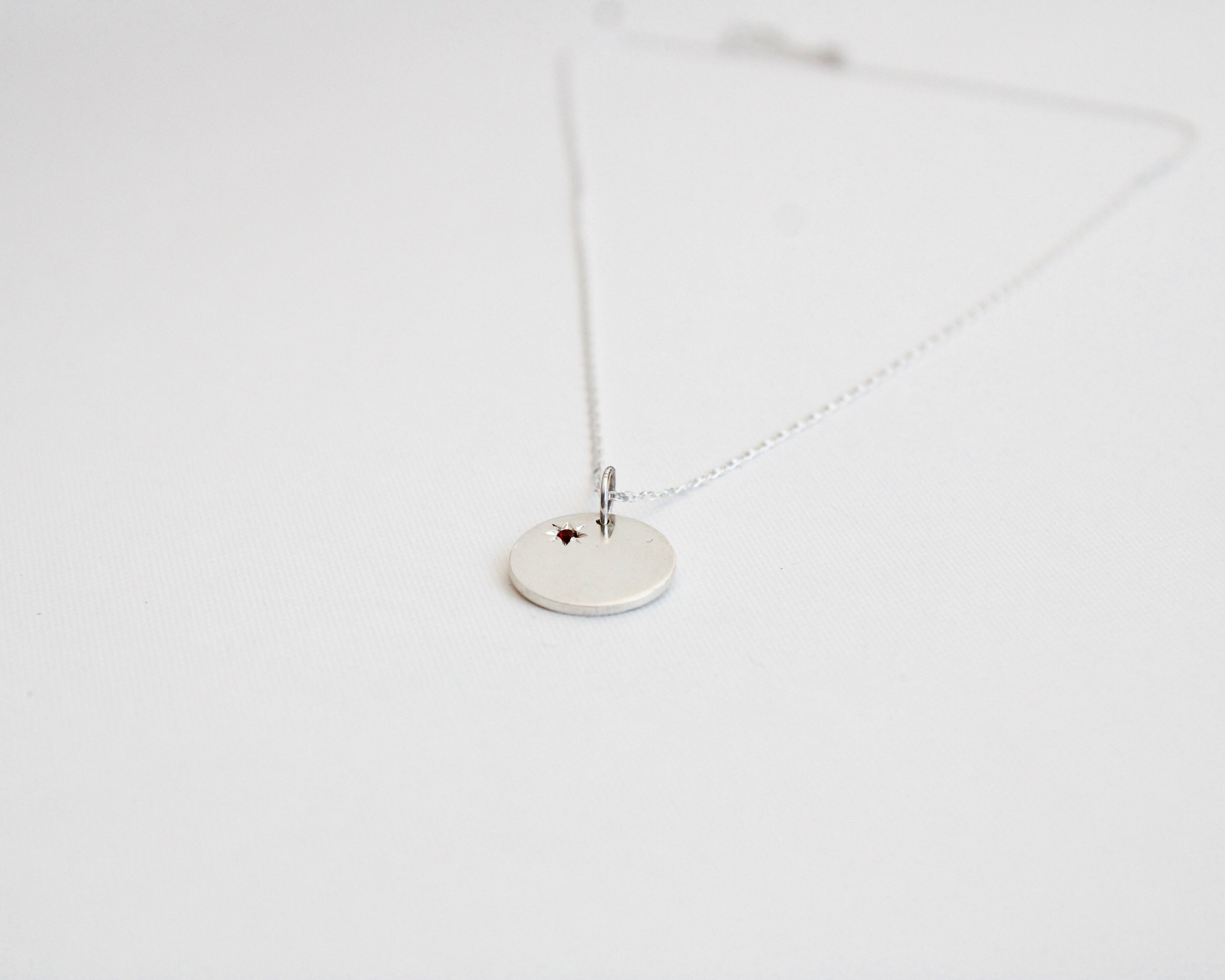 Collar mamá incial con piedra de mes - Joyería Personalizada en Oro (10k, 14k, 18k) o Plata