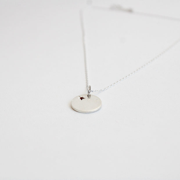 Collar mamá incial con piedra de mes - Joyería Personalizada en Oro (10k, 14k, 18k) o Plata