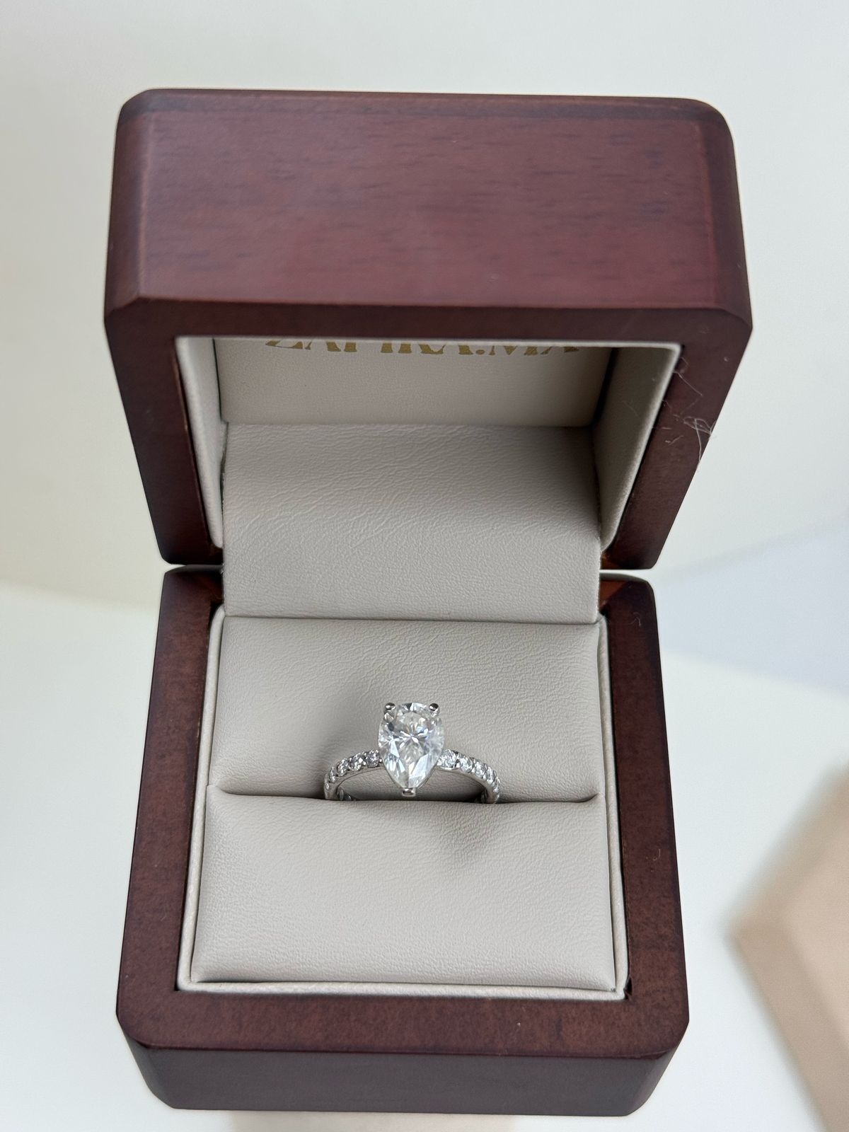 Anillo de Compromiso Isolde 2.0ct PERA con media churumbela - Anillo de Compromiso en Oro (10k, 14k, 18k) o Plata 0.925 y Diamante Lab-Grown o Moissanita