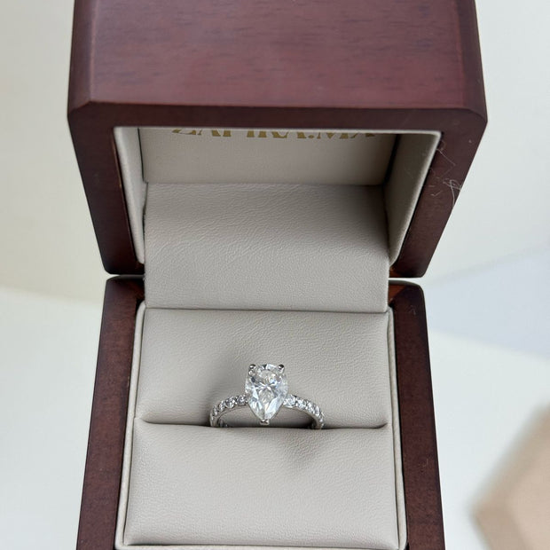 Anillo de Compromiso Isolde 2.0ct PERA con media churumbela - Anillo de Compromiso en Oro (10k, 14k, 18k) o Plata 0.925 y Diamante Lab-Grown o Moissanita