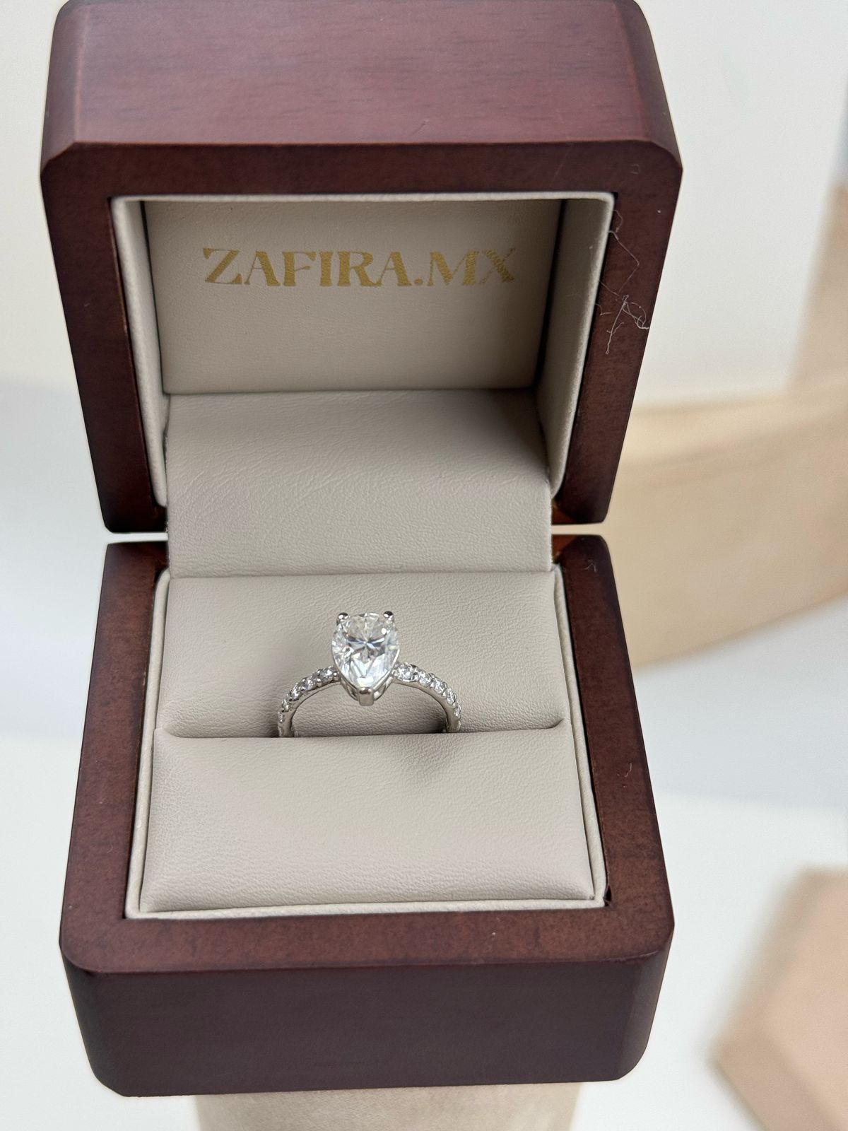 Anillo de Compromiso Isolde 2.0ct PERA con media churumbela - Anillo de Compromiso en Oro (10k, 14k, 18k) o Plata 0.925 y Diamante Lab-Grown o Moissanita