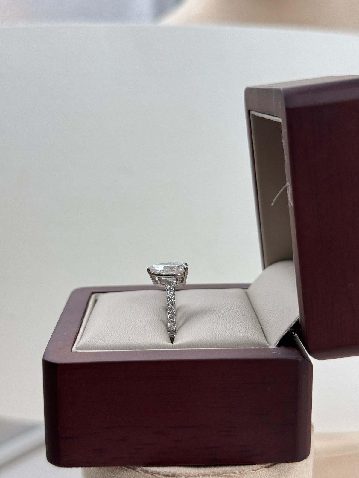 Anillo de Compromiso Isolde 2.0ct PERA con media churumbela - Anillo de Compromiso en Oro (10k, 14k, 18k) o Plata 0.925 y Diamante Lab-Grown o Moissanita