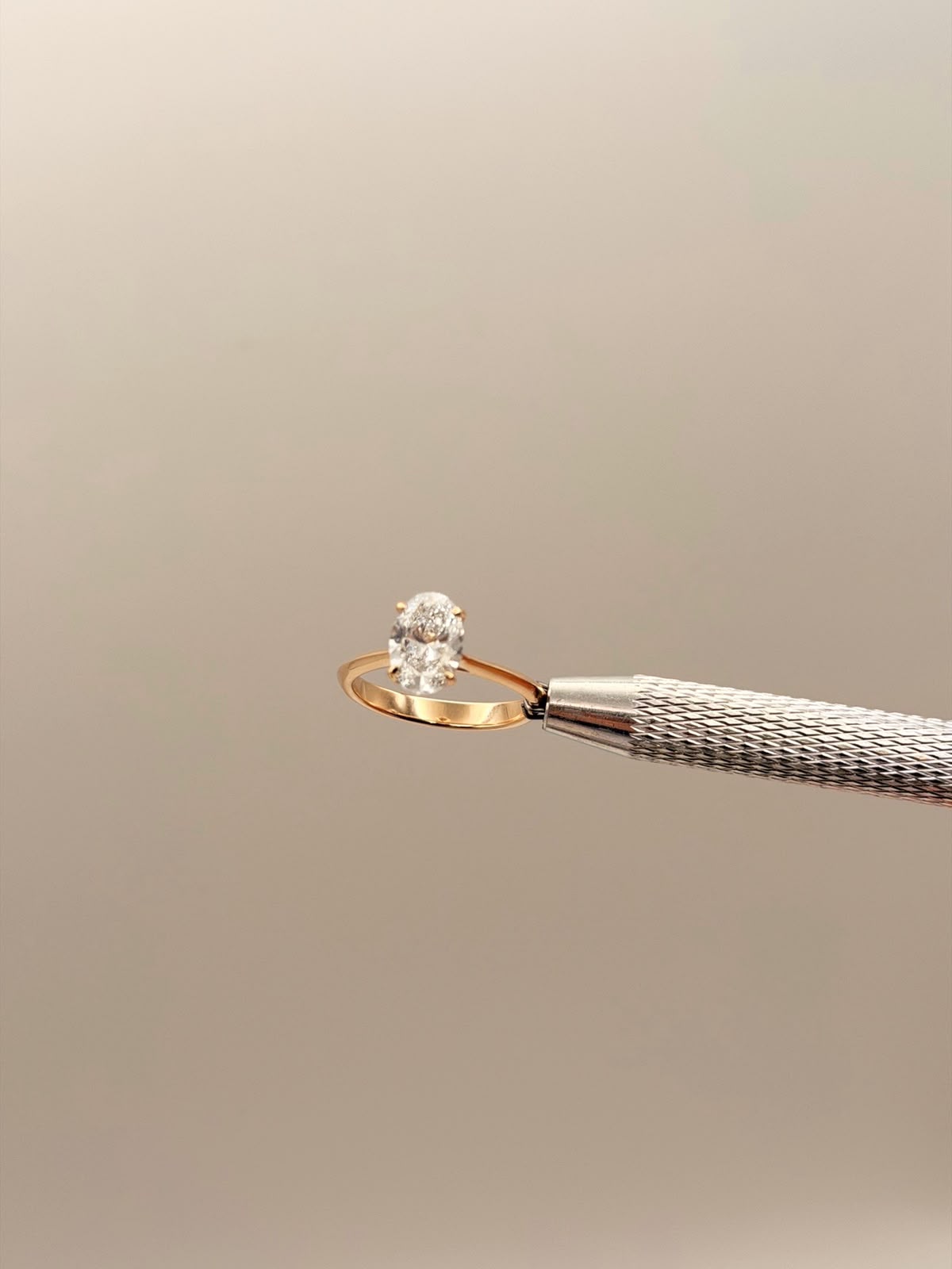 Anillo de Compromiso 1.5ct Oval Solitario brazo estilizado