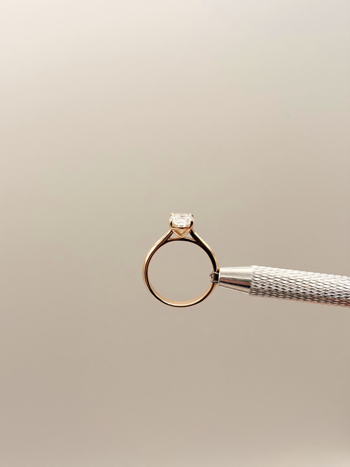Anillo de Compromiso 1.5ct Oval Solitario brazo estilizado