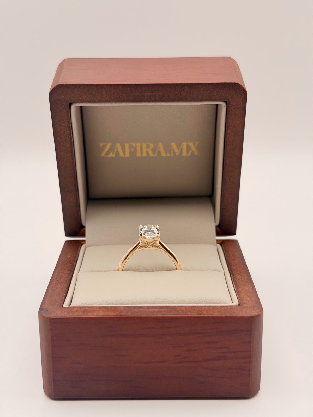 Anillo de Compromiso 1.5ct Oval Solitario brazo estilizado