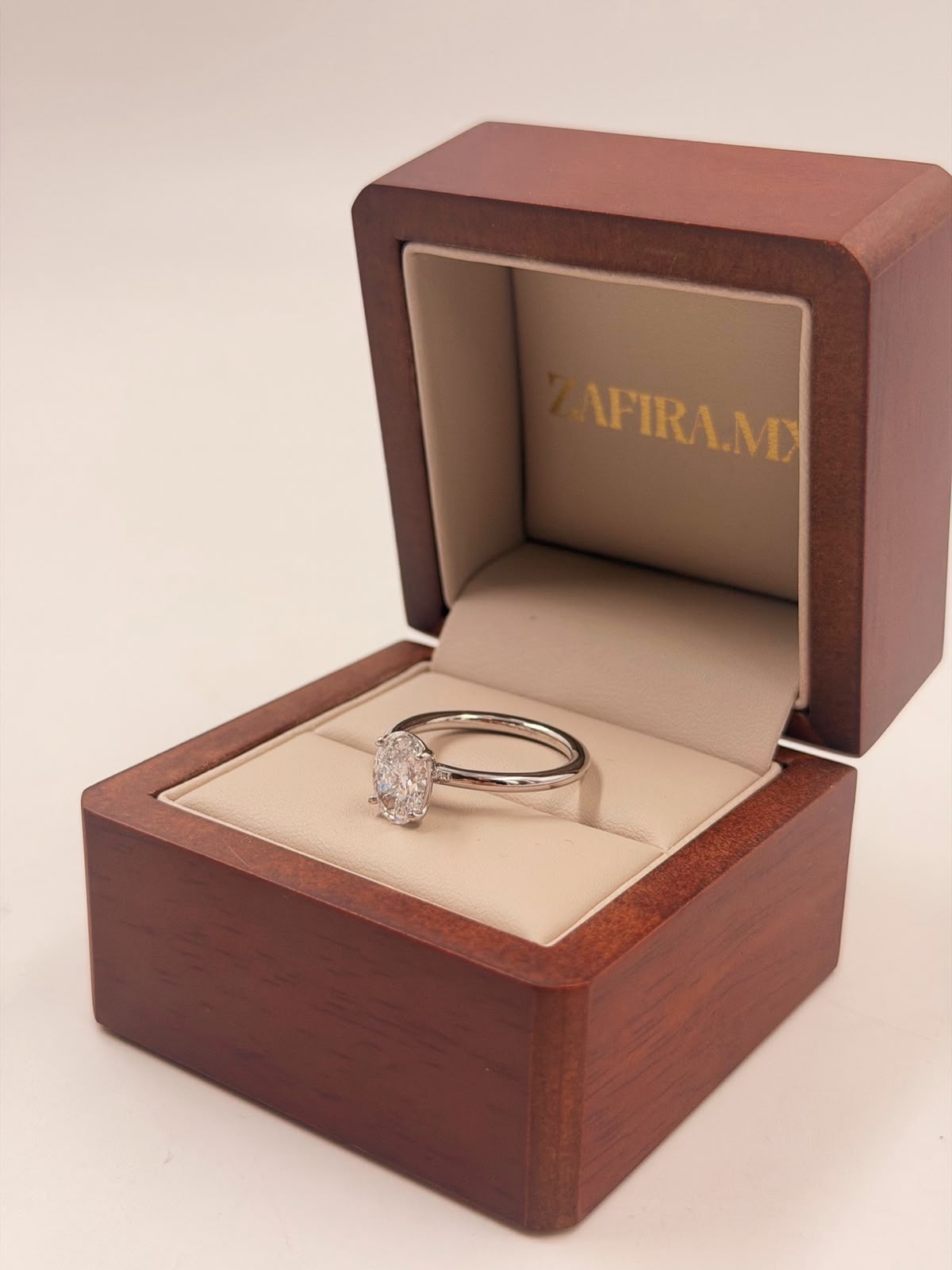 Anillo de Compromiso 1.5ct Oval Solitario brazo redondo
