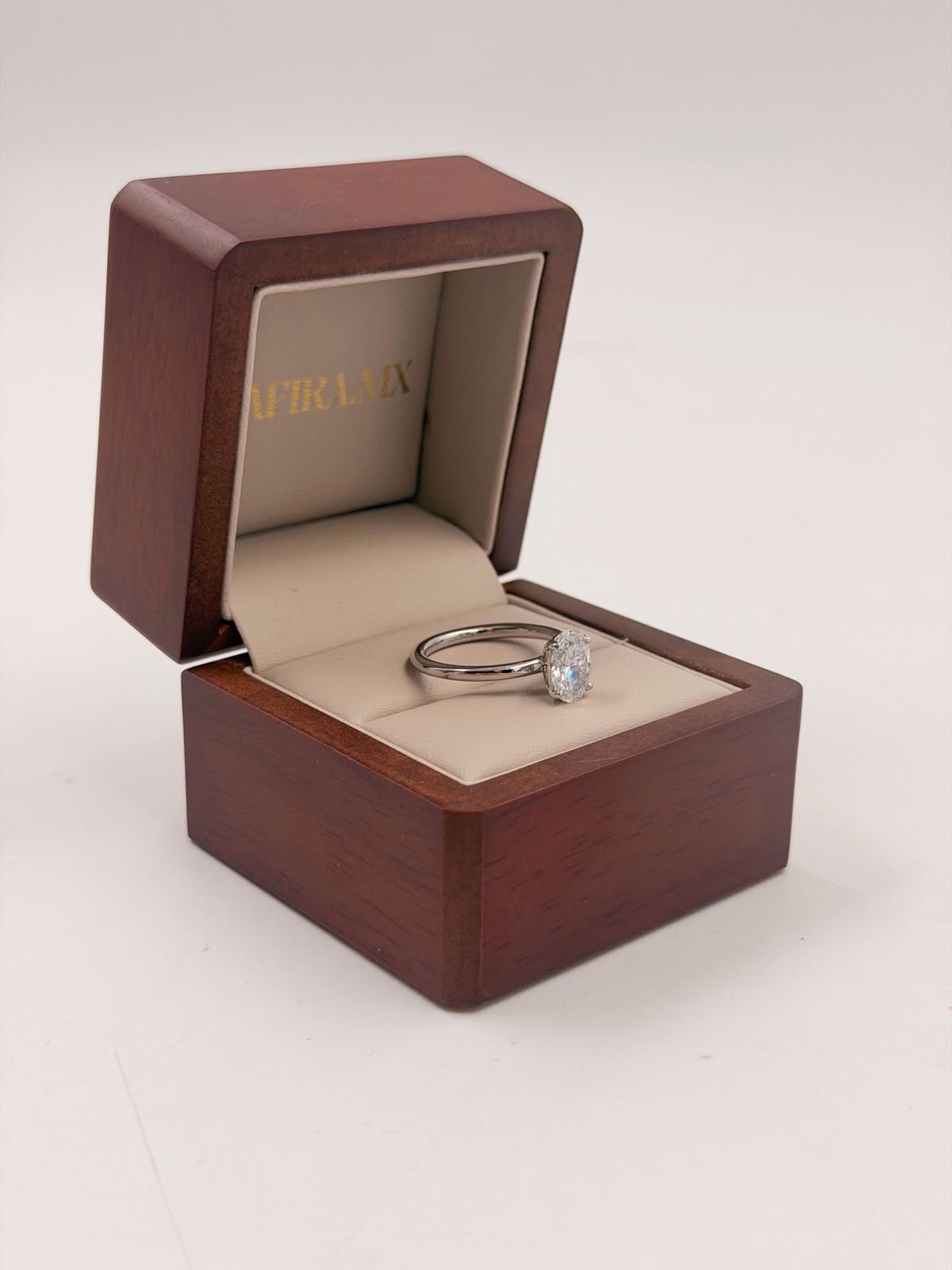 Anillo de Compromiso 1.5ct Oval Solitario brazo redondo