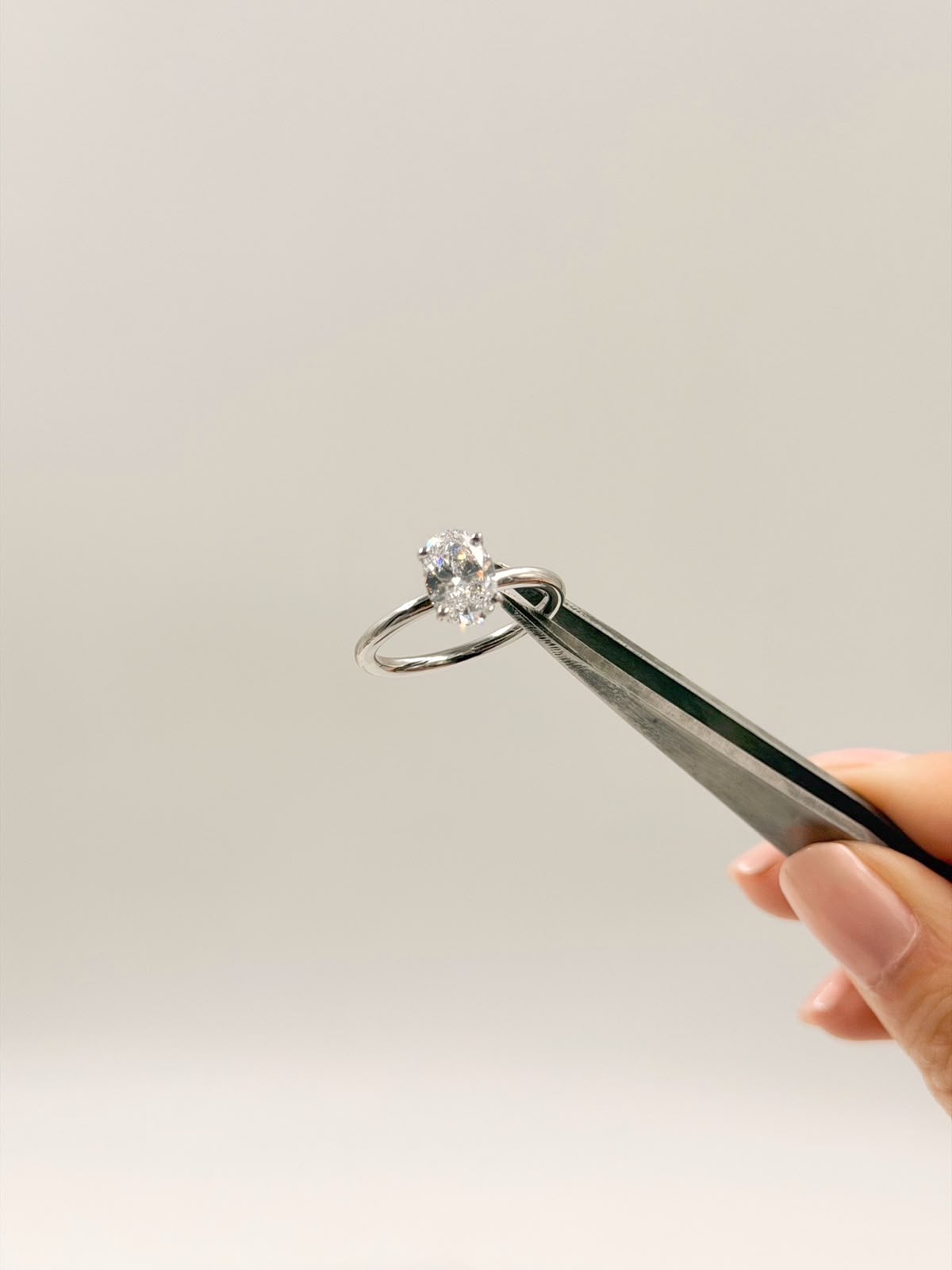 Anillo de Compromiso 1.5ct Oval Solitario brazo redondo