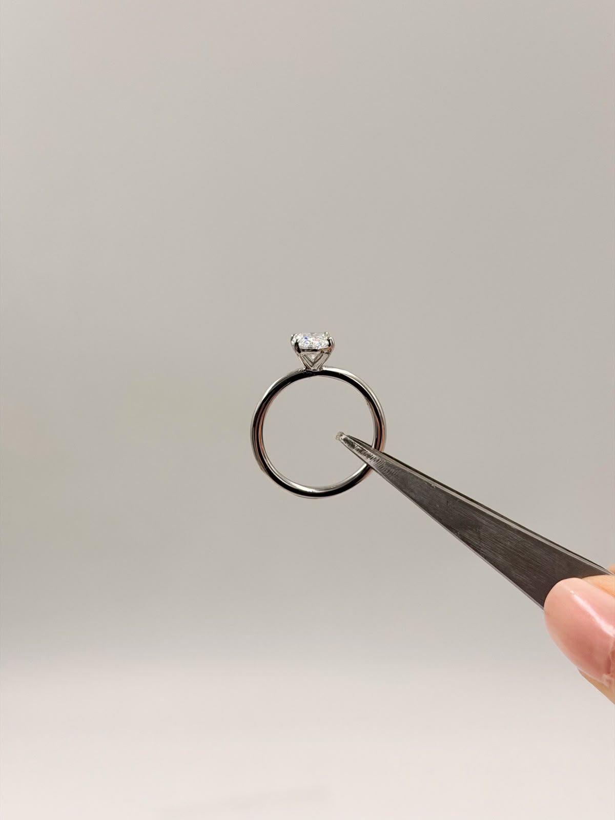 Anillo de Compromiso 1.5ct Oval Solitario brazo redondo