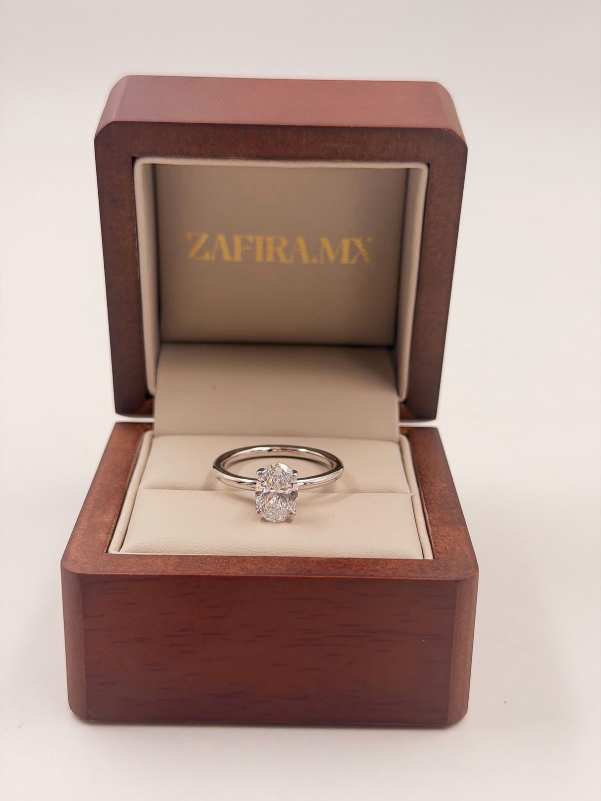 Anillo de Compromiso 1.5ct Oval Solitario brazo redondo