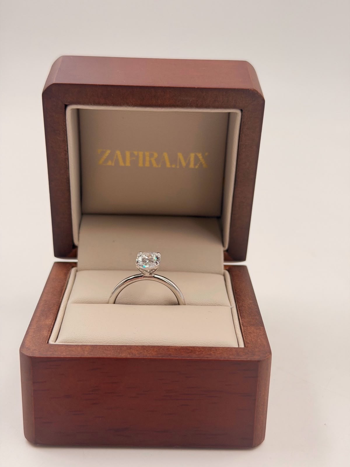Anillo de Compromiso 1.5ct Oval Solitario brazo redondo