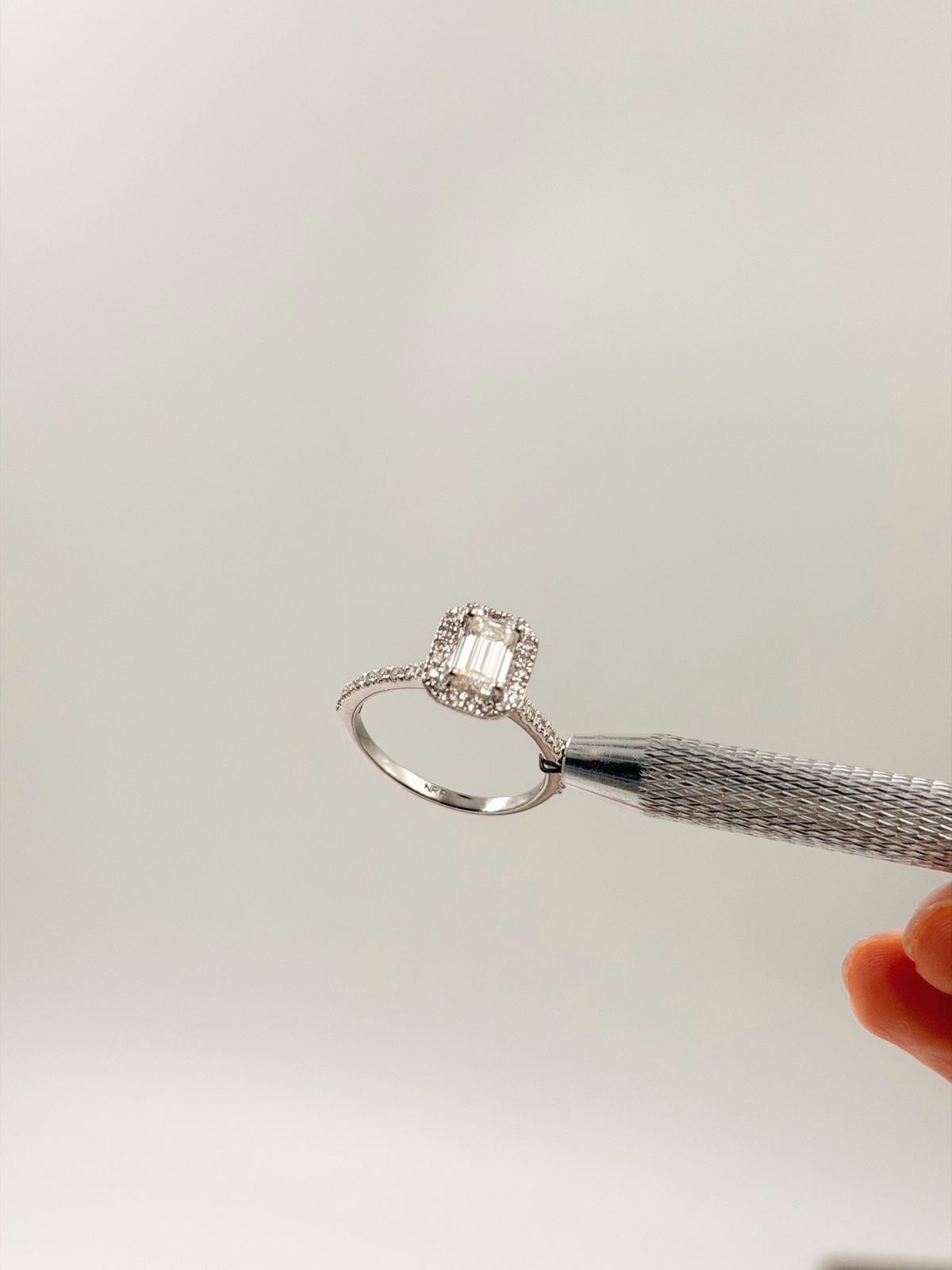 Anillo de Compromiso 1.5ct Corte ESMERALDA con Halo- Anillo de Compromiso en Oro (10k, 14k, 18k) o Plata 0.925 y Diamante Lab-Grown o Moissanita