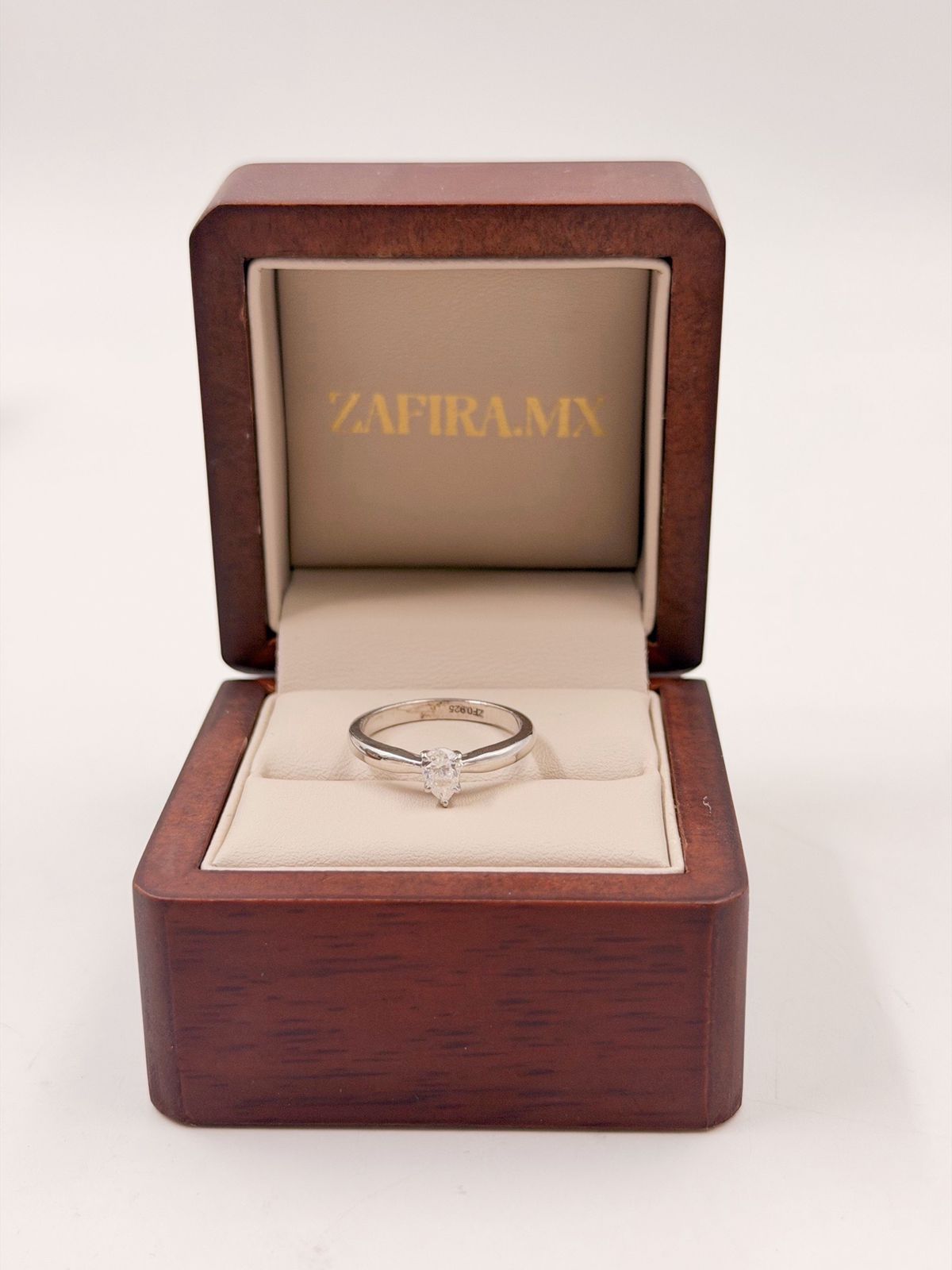 Anillo de Compromiso 0.5ct Pera en Oro (10k, 14k, 18k) o Plata 0.925 y Diamante Lab-Grown o Moissanita