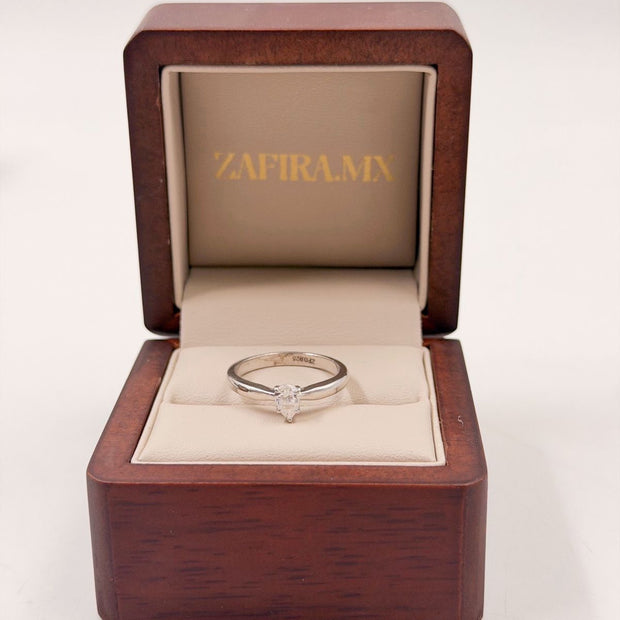 Anillo de Compromiso 0.5ct Pera en Oro (10k, 14k, 18k) o Plata 0.925 y Diamante Lab-Grown o Moissanita
