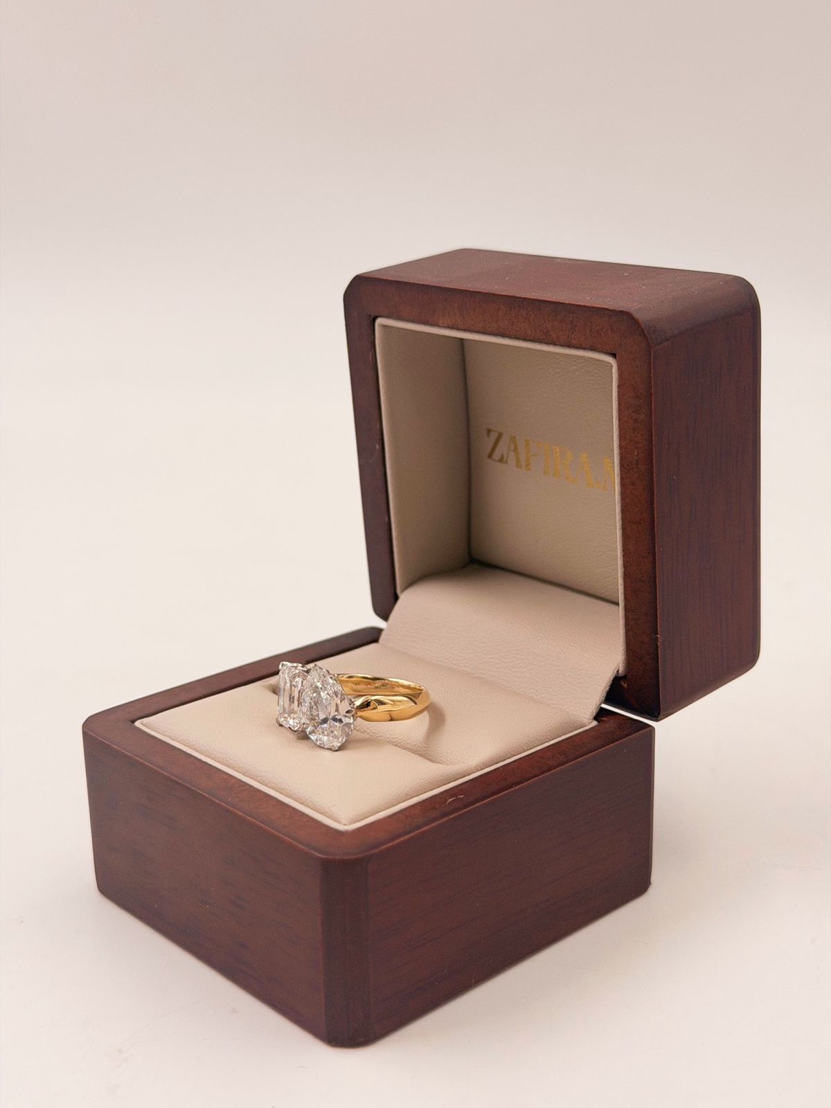 Anillo de Compromiso Toi et Moi 4.0ct Pera y Esmeralda (10k, 14k, 18k) o Plata 0.925 y Diamante Lab-Grown o Moissanita