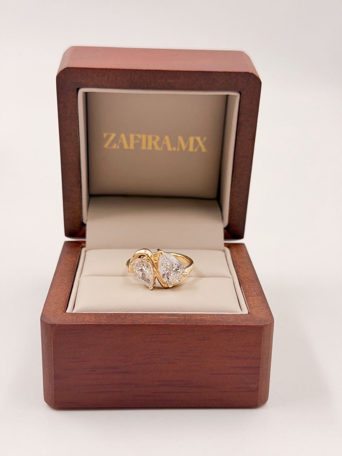Anillo de Compromiso Toi et Moi 2.5ct Pera en Oro (10k, 14k, 18k) o Plata 0.925 y Diamante Lab-Grown o Moissanita
