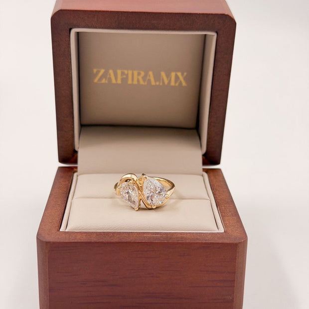 Anillo de Compromiso Toi et Moi 2.5ct Pera en Oro (10k, 14k, 18k) o Plata 0.925 y Diamante Lab-Grown o Moissanita
