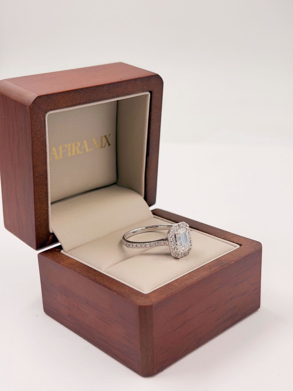 Anillo de Compromiso 1.5ct Corte ESMERALDA con Halo- Anillo de Compromiso en Oro (10k, 14k, 18k) o Plata 0.925 y Diamante Lab-Grown o Moissanita