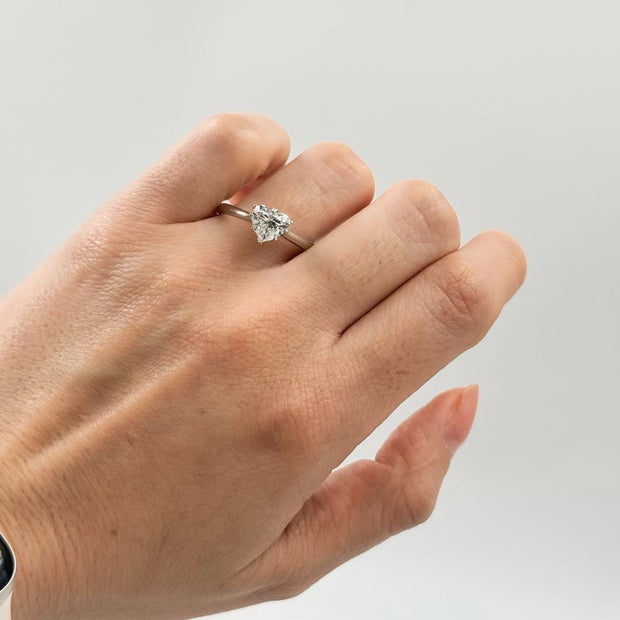 Anillo de Compromiso 1.0ct Corte CORAZÓN Solitario- Anillo de Compromiso en Oro (10k, 14k, 18k) o Plata 0.925 y Diamante Lab-Grown o Moissanita