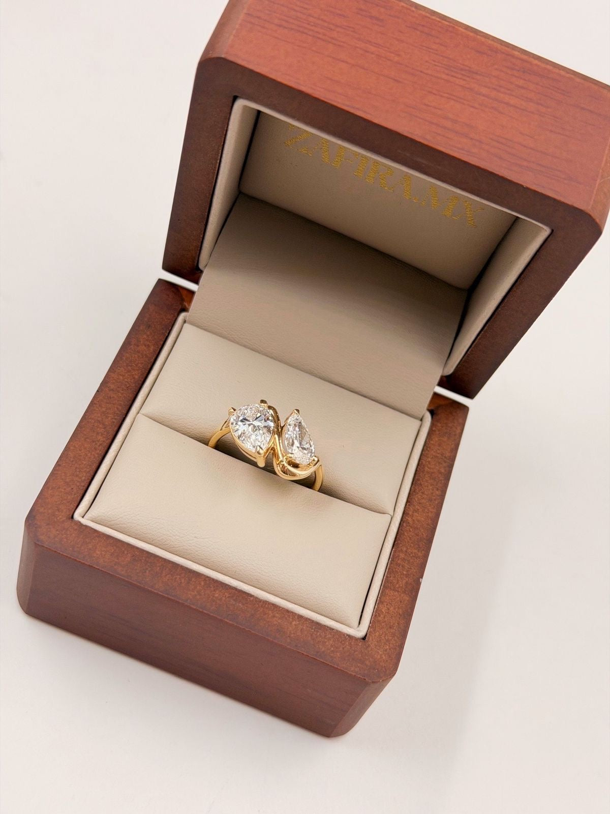 Anillo de Compromiso Toi et Moi 2.5ct Pera en Oro (10k, 14k, 18k) o Plata 0.925 y Diamante Lab-Grown o Moissanita