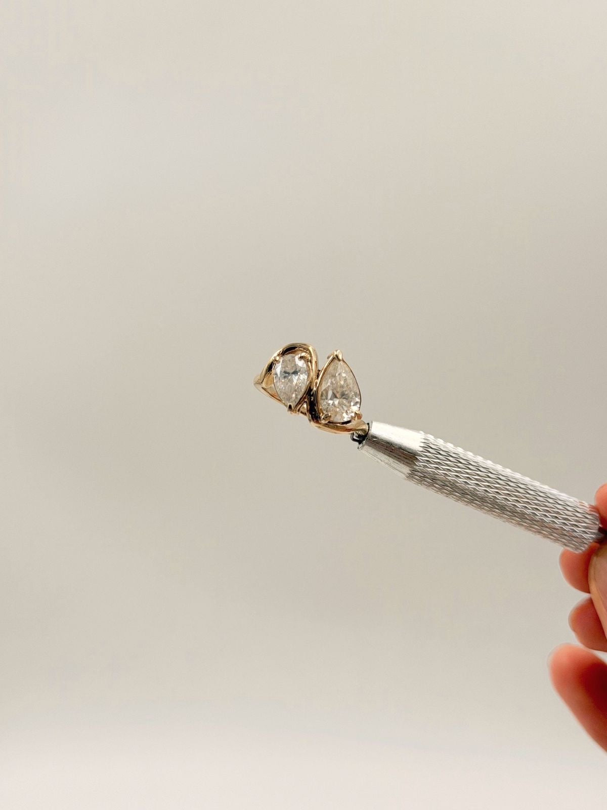 Anillo de Compromiso Toi et Moi 2.5ct Pera en Oro (10k, 14k, 18k) o Plata 0.925 y Diamante Lab-Grown o Moissanita