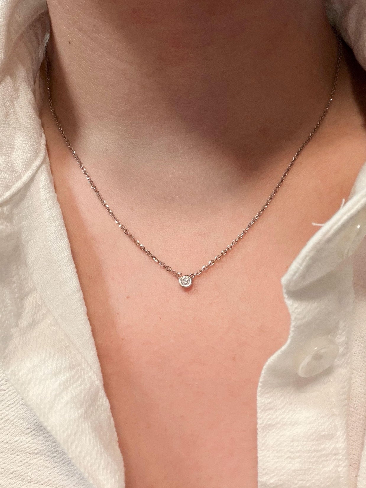 Collar con Dije y Diamante de Laboratorio — Elegancia Sutil